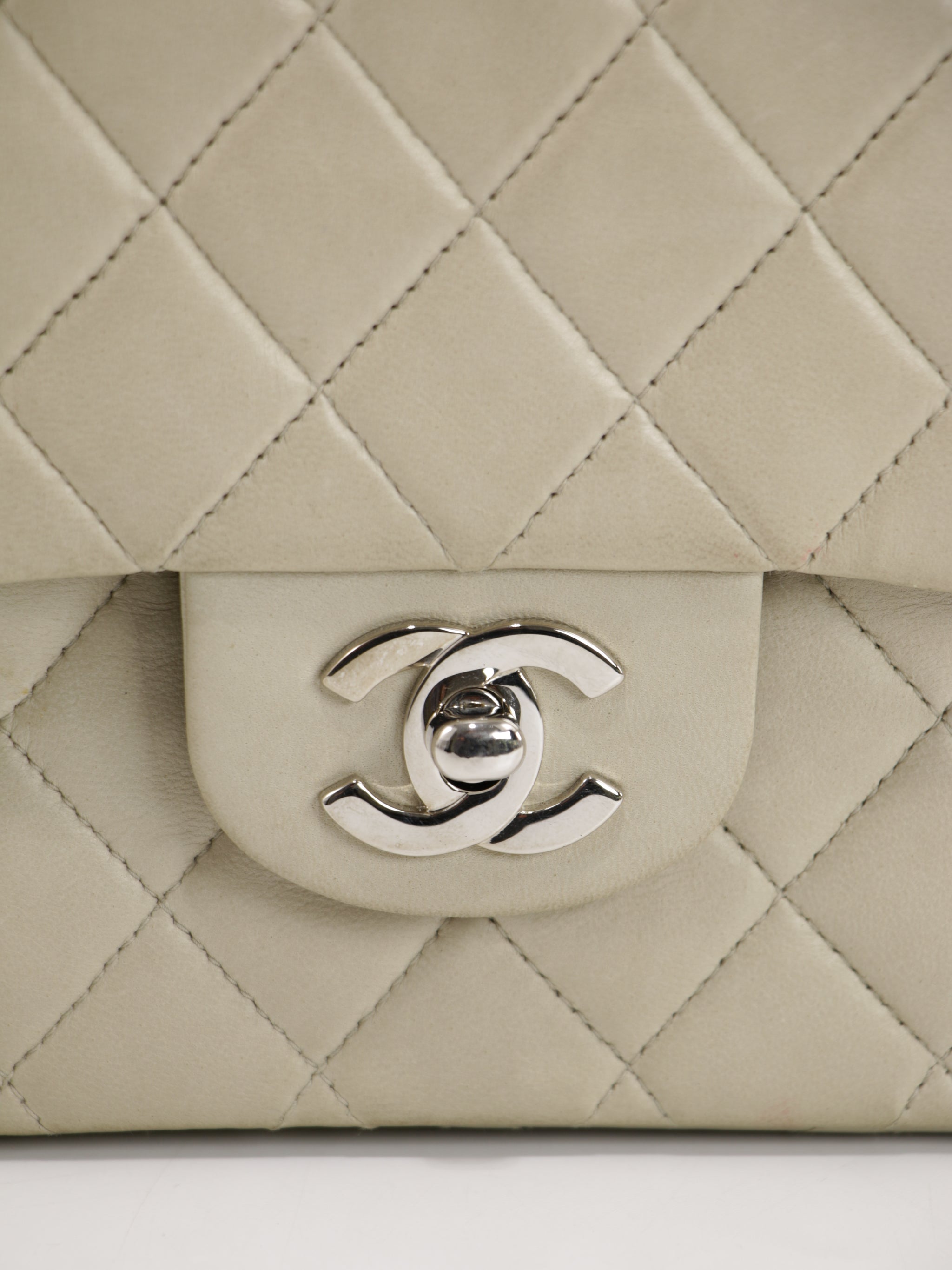 Medium Classic Flap