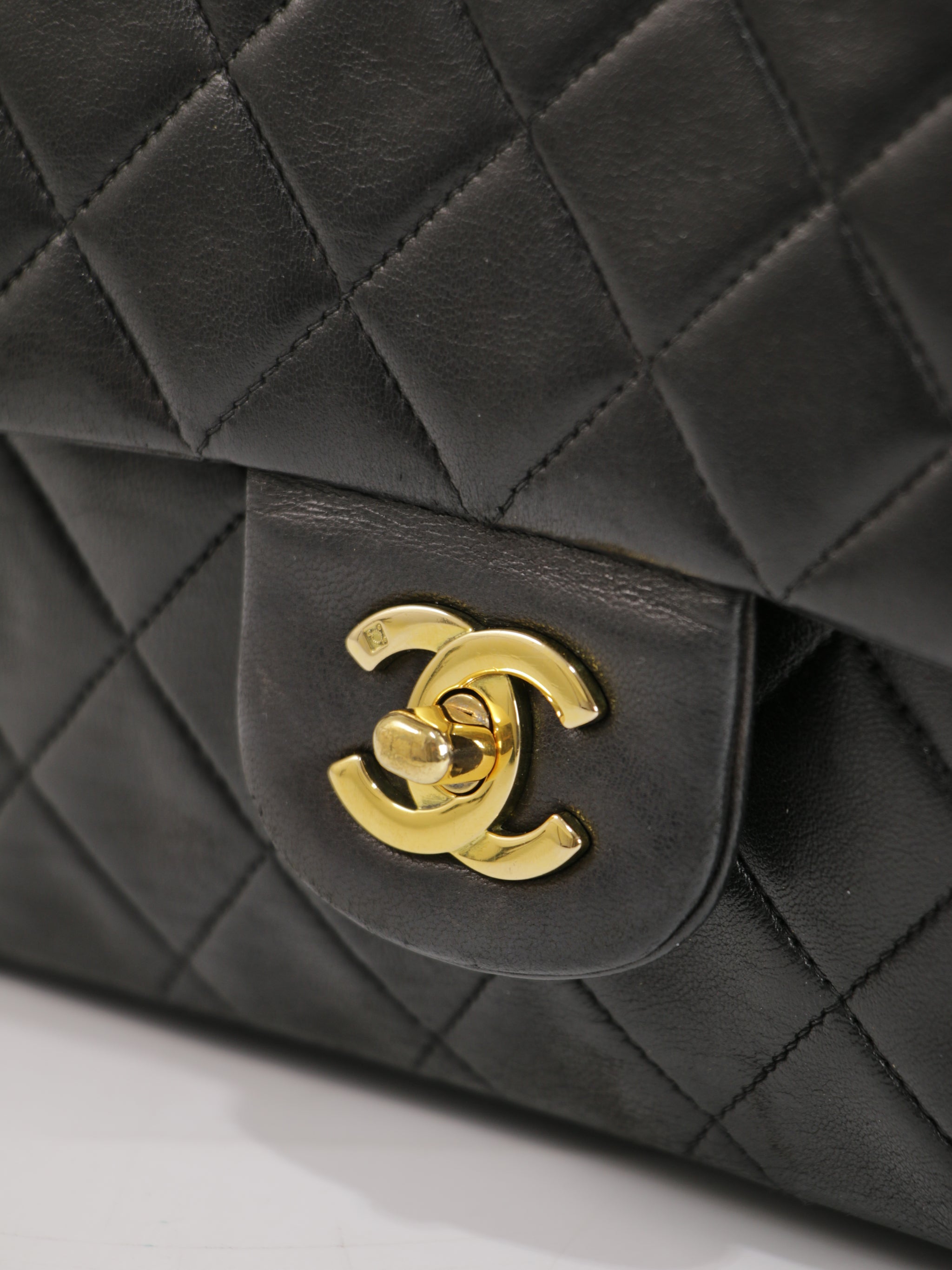 Medium Classic Flap