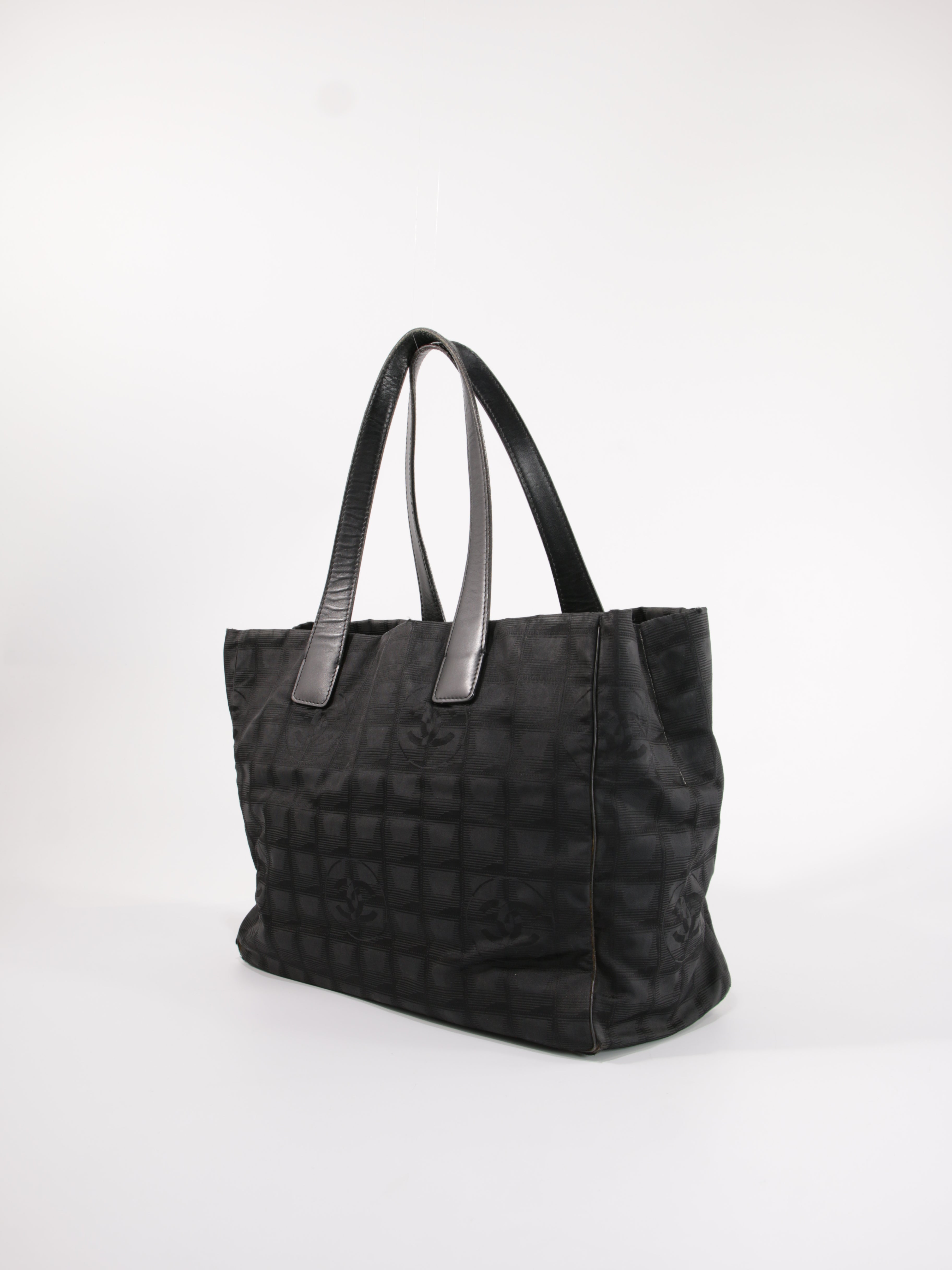 Medium New Travel Line Tote