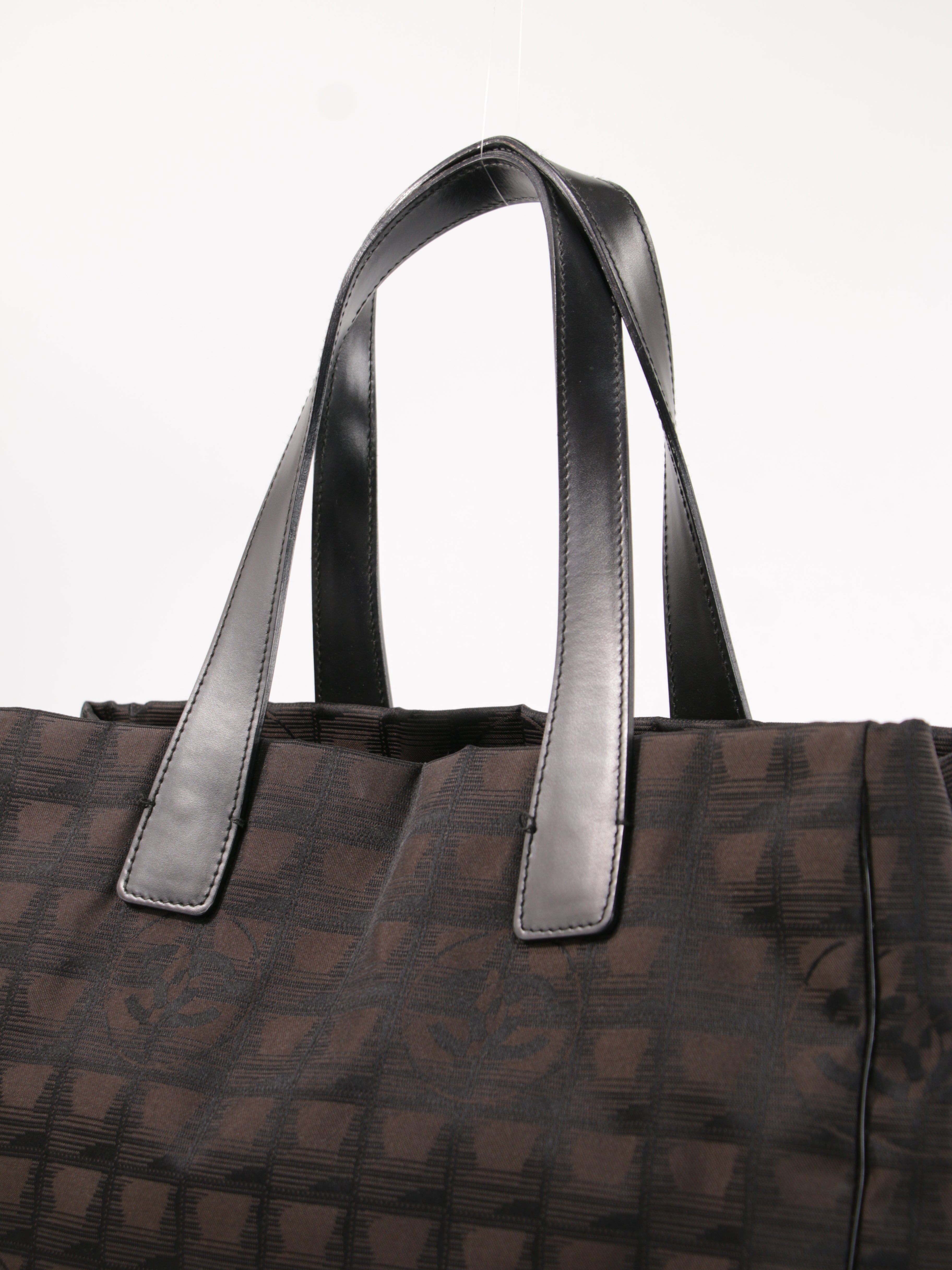 Medium New Travel Line Tote