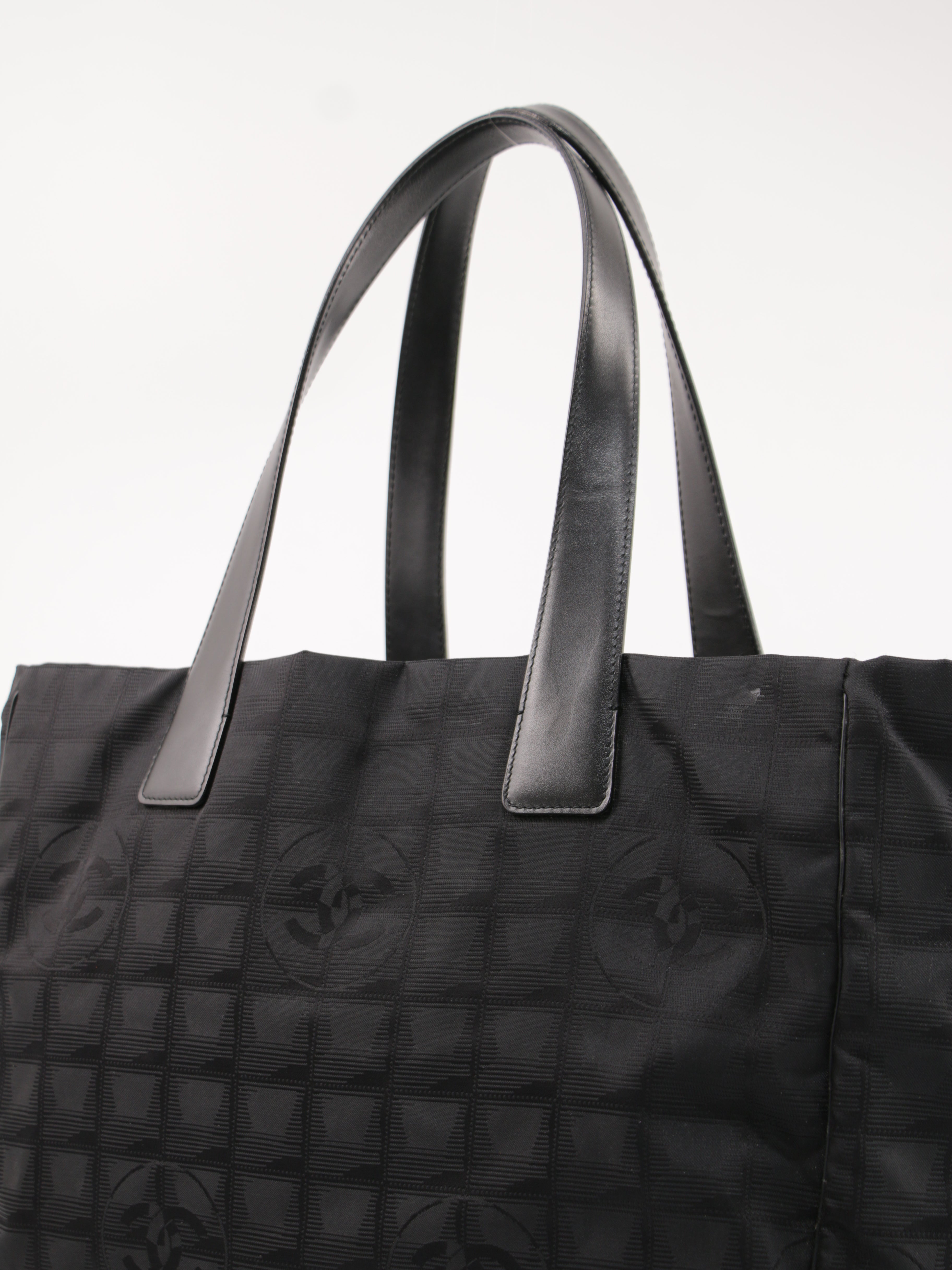 Medium New Travel Line Tote