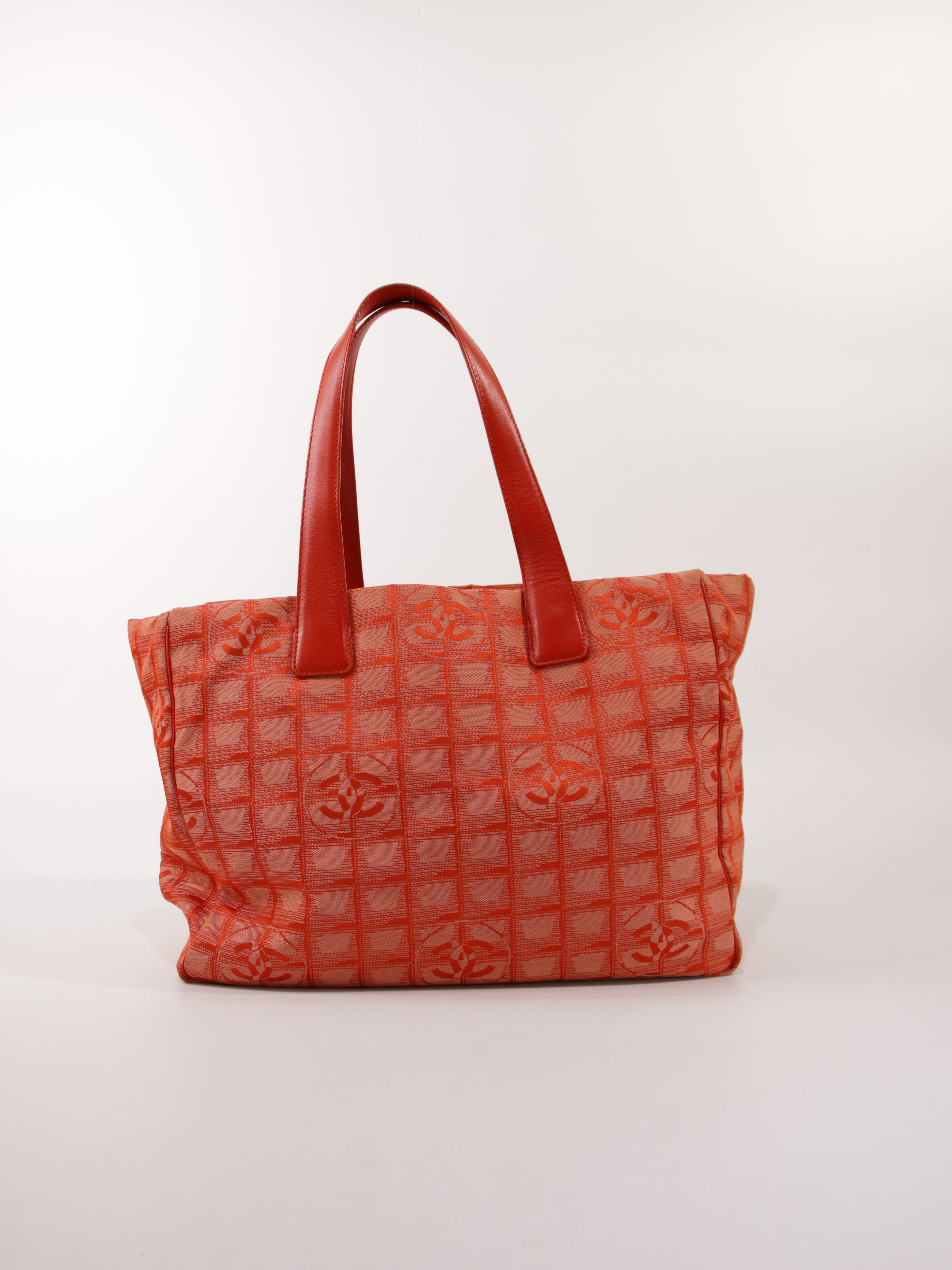 Medium New Travel Line Tote