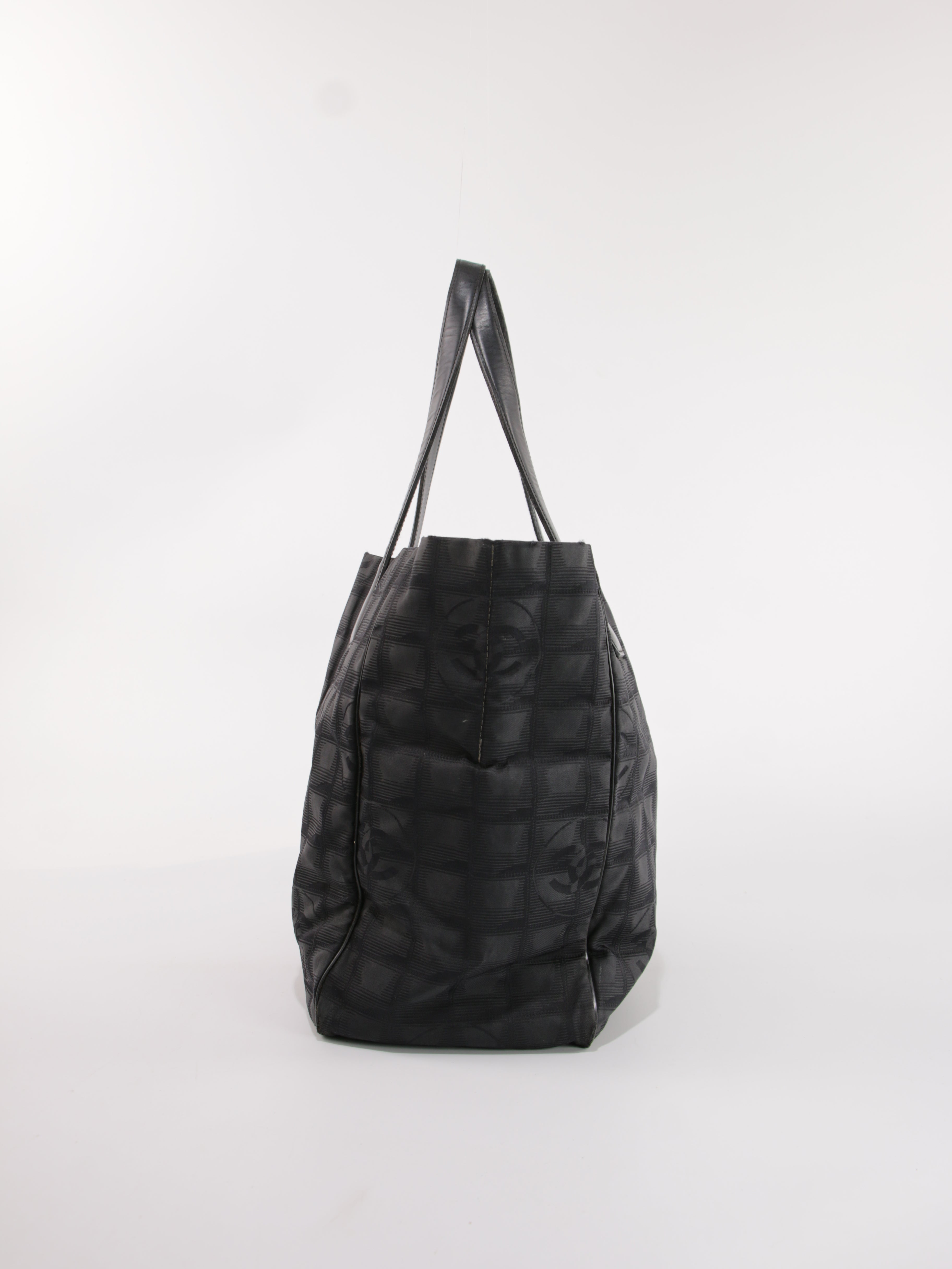 Medium New Travel Line Tote