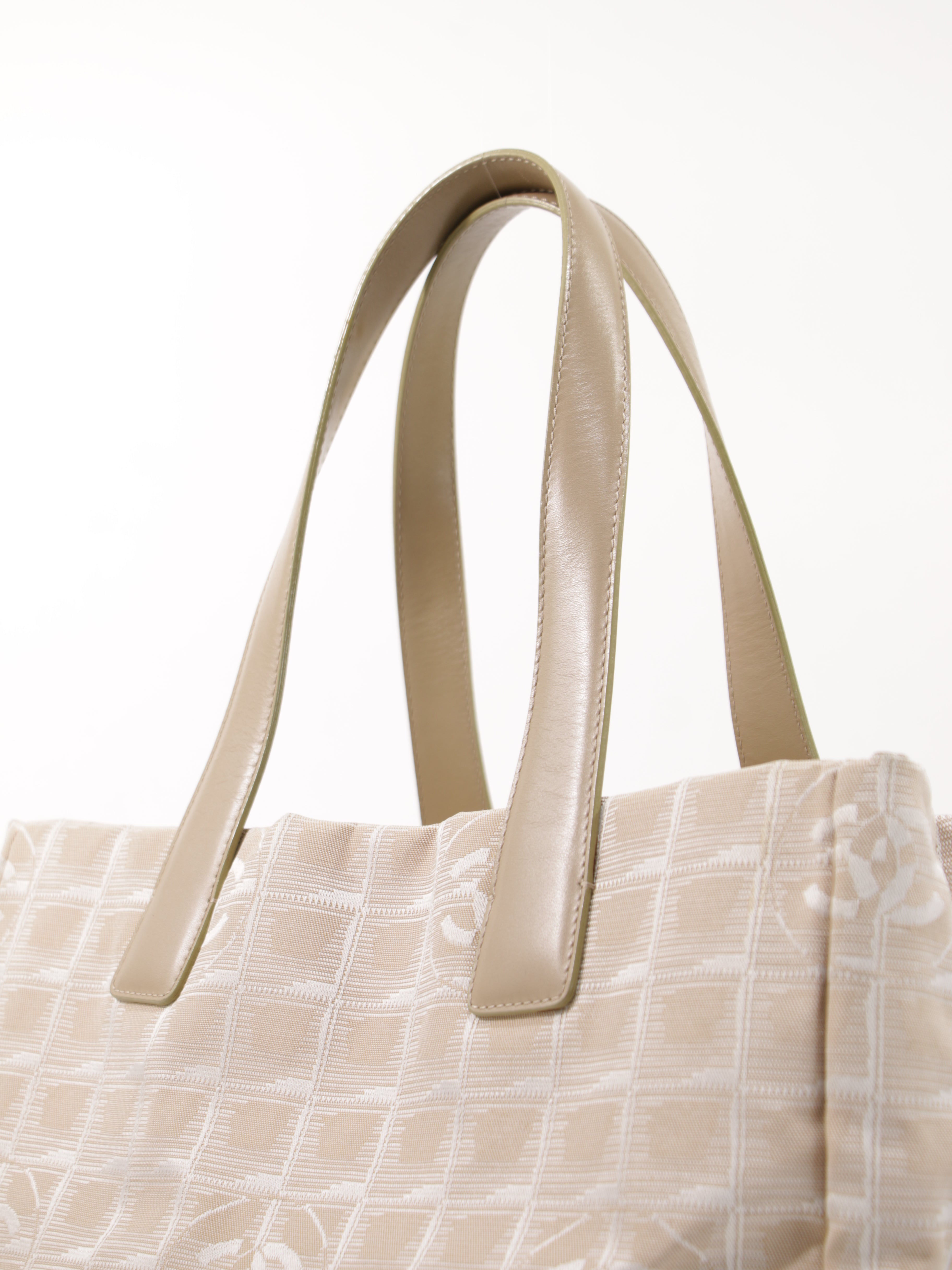 Medium New Travel Line Tote