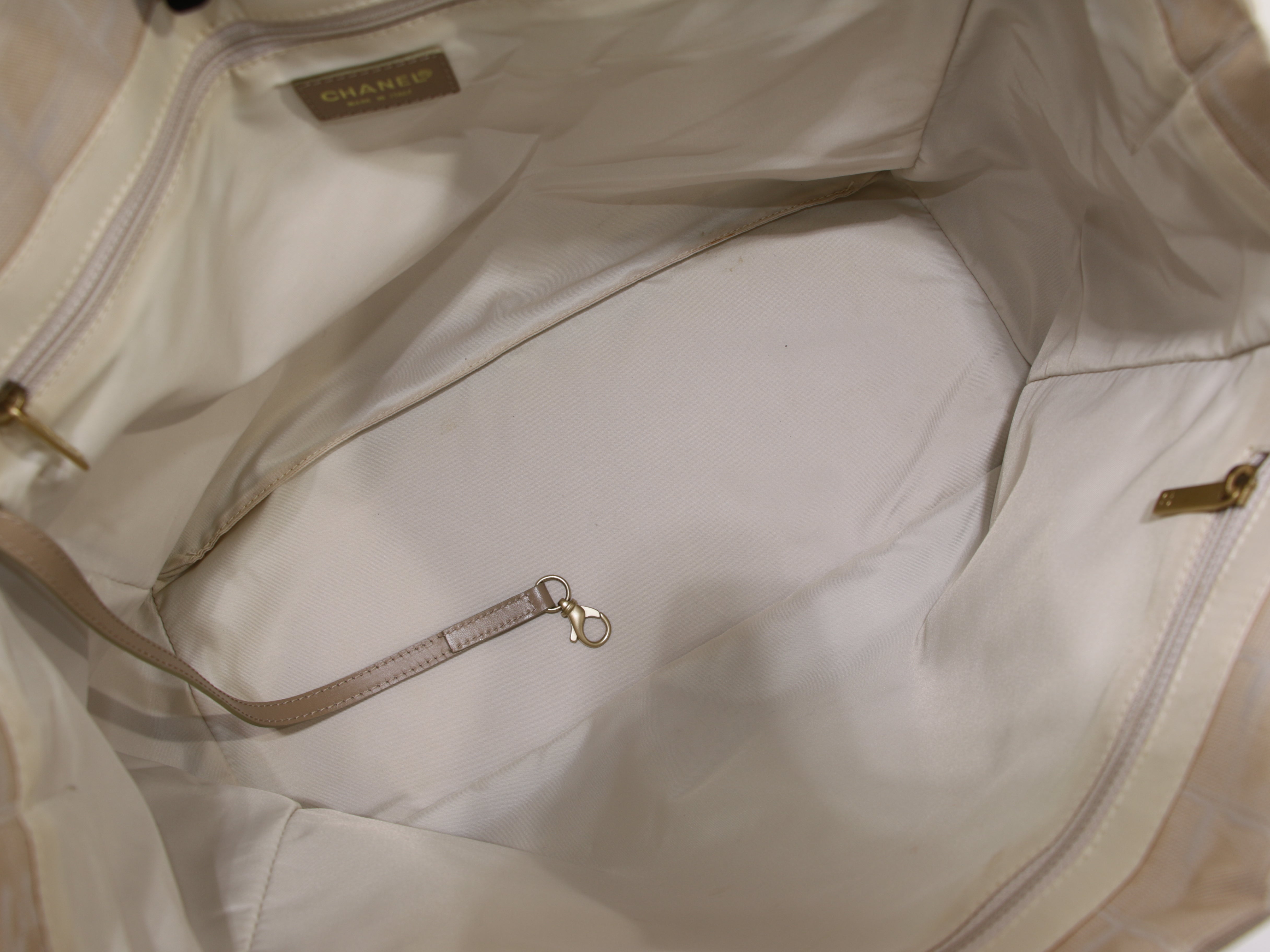 Medium New Travel Line Tote